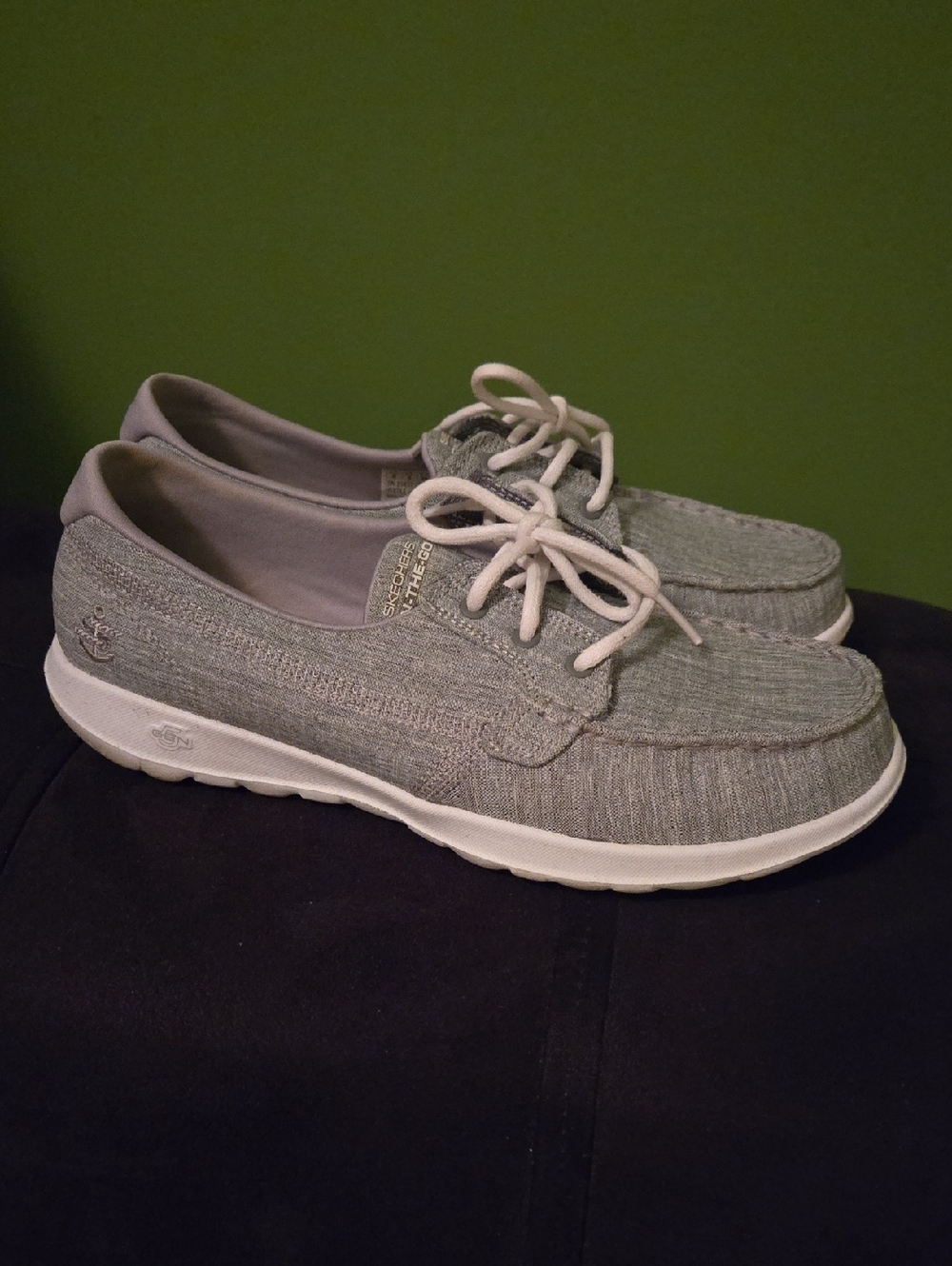LIKE NEW Super Cute Skechers Light Grey Lace-Up Casual Sneakers